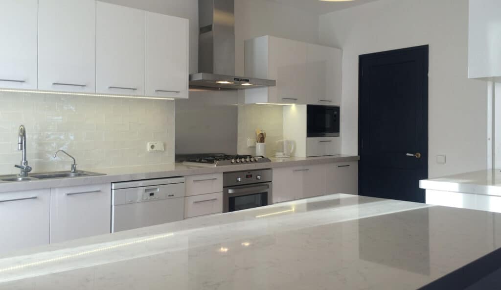 Fully equipped kitchen at La Calera villa in Binibeca Menorca